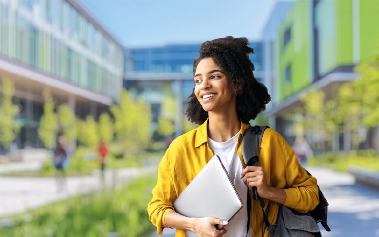 Studentin-auf-Campus-Presse.jpg